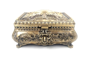 Szkatułka metalowa w stylu ludwikowskim 16,8 x 12,2 x 9,2 cm