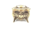 Szkatułka metalowa w stylu ludwikowskim 10,8 x 7,7 x 9,2 cm.