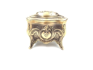 Szkatułka metalowa w stylu ludwikowskim 10,8 x 7,7 x 9,2 cm.